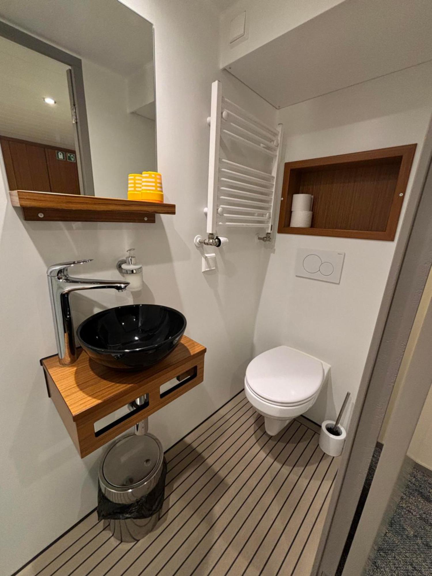 Hotelboat Iris Groningen Buitenkant foto