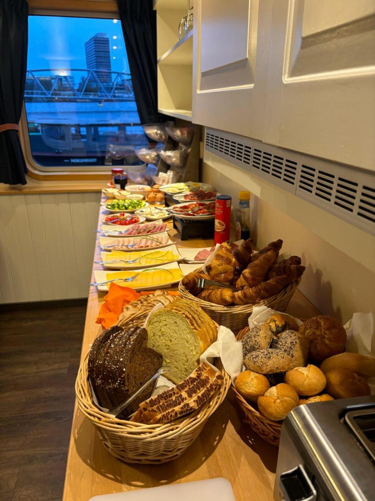 Hotelboat Iris Groningen Buitenkant foto